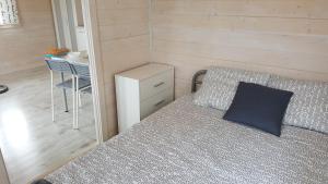 Postel nebo postele na pokoji v ubytování Komodor - OZONOWANE domki
