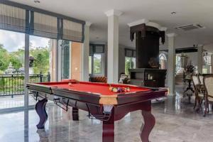 Zimmer mit Billardtisch in einem Haus in der Unterkunft Chateau de Luxi Khao Yai - ชาโตว์ เดอ ลูซี่ เขาใหญ่ in Mu Si