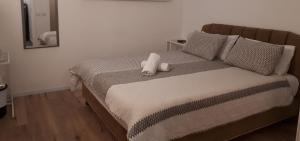 a bed with a stuffed animal on top of it at לינה במרכז - Accommodation in the center in Petaẖ Tiqwa