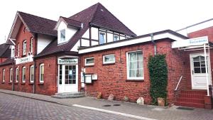 a red brick building on the side of a street at Hotel Dorfschänke in Büdelsdorf