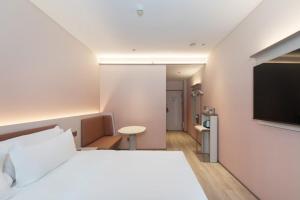 Μια τηλεόραση ή/και κέντρο ψυχαγωγίας στο Hanting Hotel Beijing Guanyuan Bridge