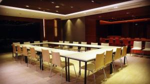 una sala de conferencias con una mesa y sillas en Jinjiang Inn Select Zhenjiang Yangzhong Yangzi Middle Road, en Yangzhong