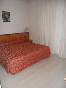 A bed or beds in a room at Hotel Ristorante al Gabbiano
