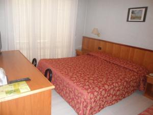 A bed or beds in a room at Hotel Ristorante al Gabbiano