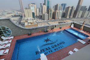 Бассейн в Royal Grand Suite Hotel или поблизости