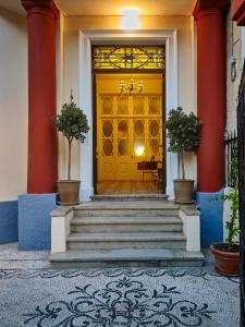 eine gelbe Tür in einem Gebäude mit Treppen in der Unterkunft Villa Sanyan - Adults Only in Rhodos (Stadt)
