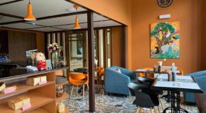 una sala de estar con una mesa y sillas en The Pema by Realm, en Thimphu