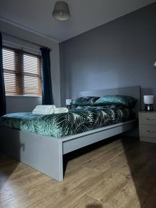 Schlafzimmer mit einem Bett mit Zebra-bedruckter Bettwäsche in der Unterkunft City Centre Apartment - Free Parking - Sleeps 4 in Exeter