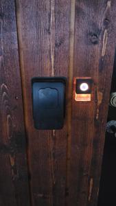 eine Holzwand mit einer schwarzen Kiste darauf in der Unterkunft Apartment, 4km fra Tromsøsentrum. flyplass 1.71km. in Tromsø