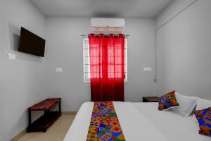 チェンナイにあるFabHotel Pavis Innのベッドルーム1室(ベッド1台、赤い窓付) +24枚の写真