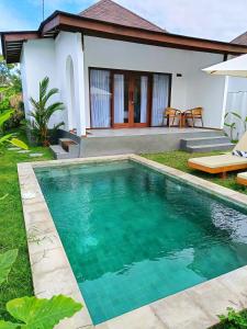 La alberca dentro o cerca de NEW Mawar Putih - Heavenly Studio - Selong Belanak