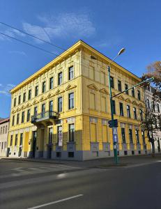 Tòa nhà nơi khách sạn căn hộ tọa lạc