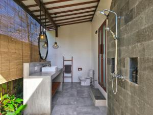 Un baño de NEW Mawar Putih - Heavenly Studio - Selong Belanak 9 fotos más
