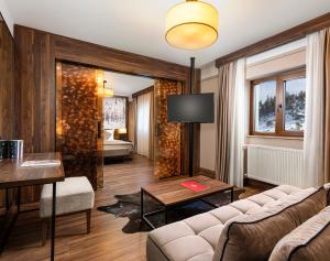 un salon avec un canapé et une table dans l'établissement Dorukkaya Ski & Mountain Resort, à Kartalkaya