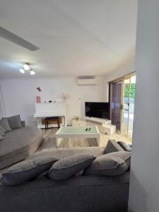 TV a/nebo společenská místnost v ubytování Coffs Oceanic Haven