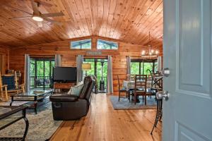 South UnionにあるDogwood Cabin w Dockのソファのあるリビングルームとダイニングルーム