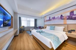 Postel nebo postele na pokoji v ubytování Changsha Huaxin Hotel