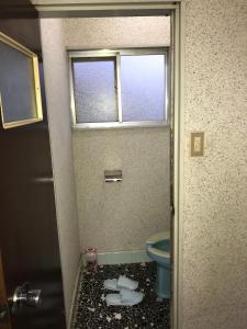 ein Badezimmer mit einer blauen Toilette und einem Fenster in der Unterkunft YabFarm Lodge 202 in Kashiwa + 28 Fotos