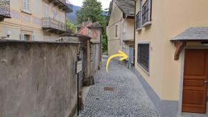 een steegje in een stad met een geel lint bij Ca' Santa Maria in Santa Maria Maggiore +3 foto's