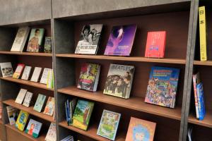 Η βιβλιοθήκη του ξενοδοχείου