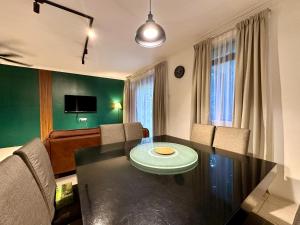 TV a/nebo společenská místnost v ubytování BNB Cozy Homestay - Cyberjaya, 14 pax