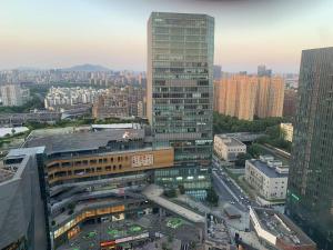 eine Luftaufnahme einer Stadt mit hohen Gebäuden in der Unterkunft Yifang Apartment in Hangzhou + 2 Fotos