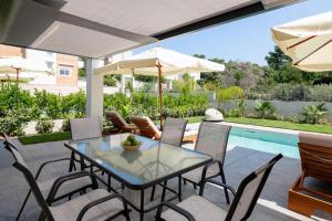 Bazén v ubytování Rokas Luxury Villas nebo v jeho okolí