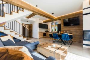 een woonkamer met een bank en een tafel bij Prywatna Sauna i jacuzzi! Tatra Spa Witów in Witów
