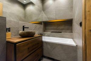 een badkamer met een wastafel en een kom op een aanrecht bij Prywatna Sauna i jacuzzi! Tatra Spa Witów in Witów +18 foto's