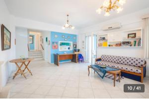 un salon avec un canapé et une table dans l'établissement Haris Papa Villa Kallithea Halkidiki 2, à Afytos 44 autres photos