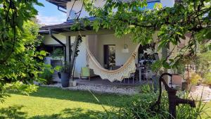 una casa con una hamaca en el patio en Villa Piccola, en Villach