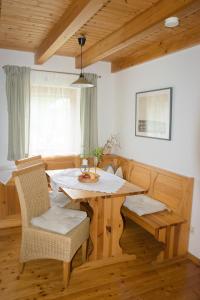 a dining room with a table and chairs at Die Naradhube Ferienwohnungen Wolte in Abriach