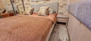 ein Bett mit zwei Kissen darauf in einem Zimmer in der Unterkunft Luxury Apartments Seveeu in Warschau