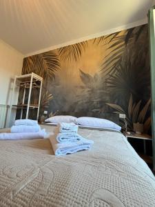 une chambre avec deux lits avec des serviettes dessus dans l'établissement Fly Inn Fiumicino Guest House, à Fiumicino 6 autres photos