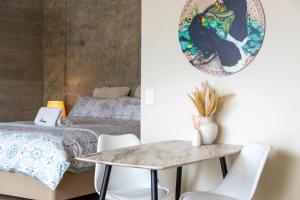 Ένα ή περισσότερα κρεβάτια σε δωμάτιο στο Petone City Studio with Balcony Sleeps 2