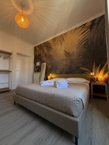 une chambre avec un lit avec un tableau sur le mur dans l'établissement Fly Inn Fiumicino Guest House, à Fiumicino