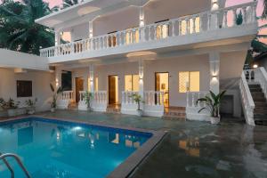 una casa con piscina y balcón en 8fold by Larisa, Siolim, en Siolim