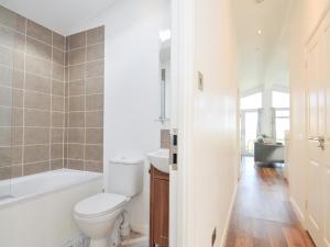 リスカードにある9 Horizon Viewのトイレ、浴槽、洗面台を備えたバスルーム +22枚の写真