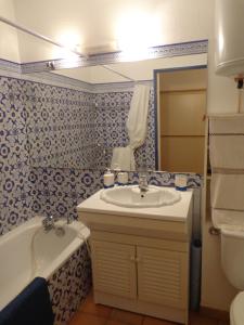 グリモーにあるappartement avec vue sur bateauの洗面台、浴槽、トイレを備えたバスルーム