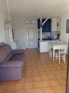 グリモーにあるappartement avec vue sur bateauのソファとテーブルのあるリビングルーム