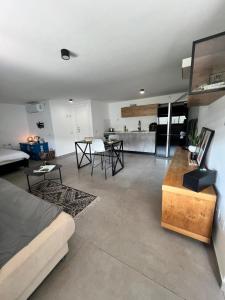 Кухня или мини-кухня в הסטודיו
