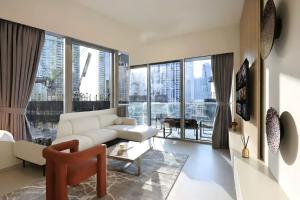 Μια τηλεόραση ή/και κέντρο ψυχαγωγίας στο Luxury Downtown Apartment Grande Signature Steps to Burj Khalifa and Dubai Mall Pool with Burj View by La Brisa Dubai Retreat