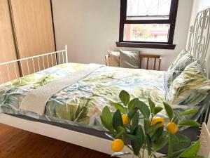 - une chambre avec un lit et une plante à côté dans l'établissement A Cosy Private Corner in the City, à Sydney 7 autres photos