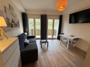 un salon avec un canapé et une table dans l'établissement Immodelpas Griffon, au Pas de la Case