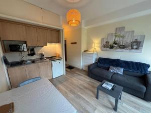 un salon avec un canapé et une cuisine dans l'établissement Immodelpas Griffon, au Pas de la Case 5 autres photos