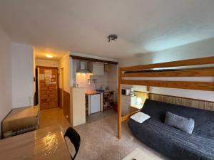 - un salon avec un canapé et des lits superposés dans l'établissement Immodelpas Griffon, au Pas de la Case