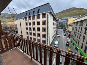 d'un balcon avec vue sur une rue et des bâtiments. dans l'établissement Immodelpas Griffon, au Pas de la Case