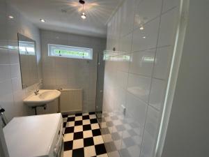 Ένα μπάνιο στο spacious bungalow surrounded large garden