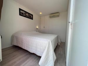 Ένα ή περισσότερα κρεβάτια σε δωμάτιο στο spacious bungalow surrounded large garden