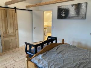 Postel nebo postele na pokoji v ubytování 1st floor 2 rooms with kitchenette